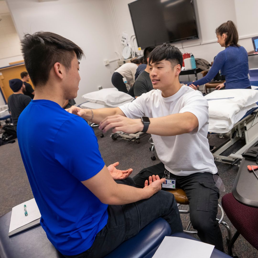 Students train together in a nurse practitioner lab class