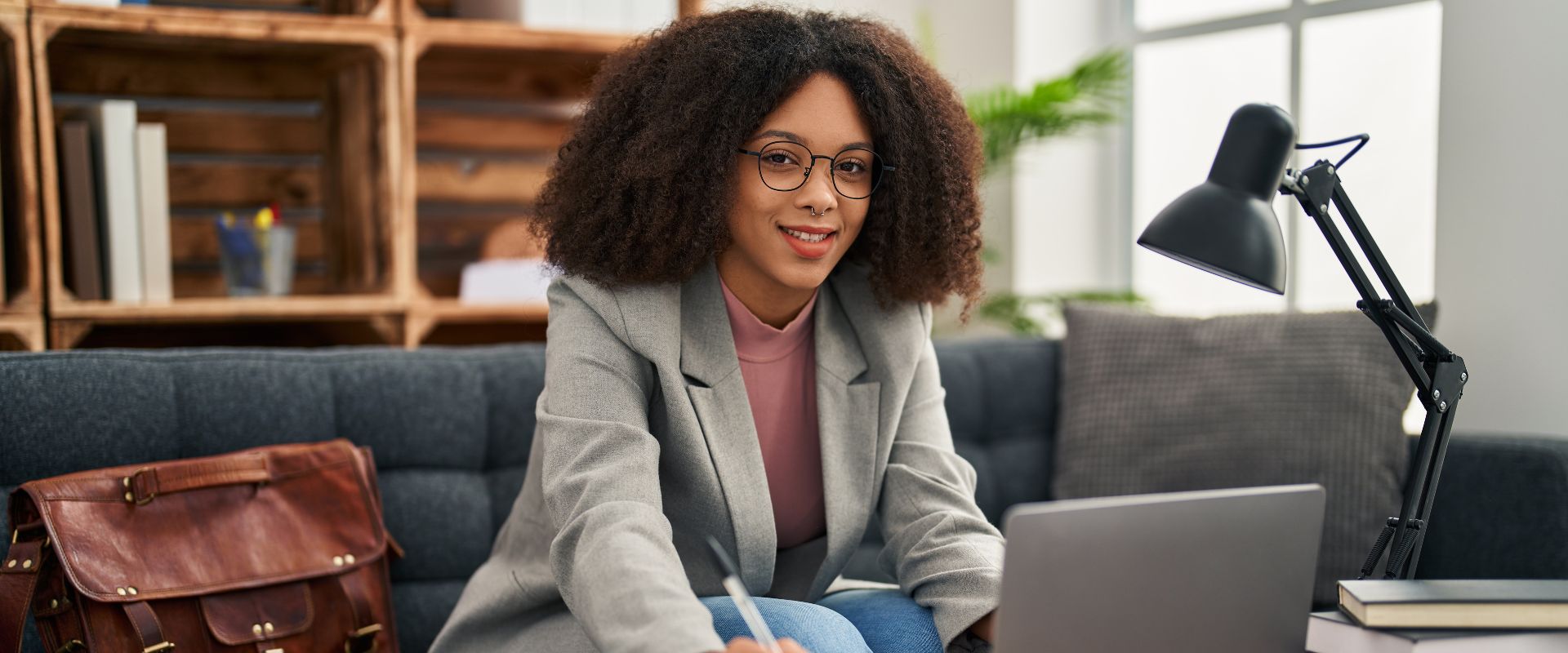 Psychology bachelor's student taking online course at home